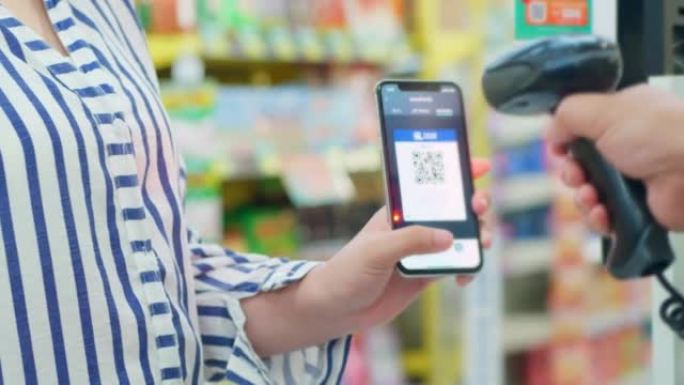超市收银员扫描电话付款和刷卡交易