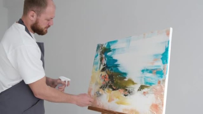 一个有才华的人站在画架前，描绘一幅抽象的图画。才华横溢的艺术家