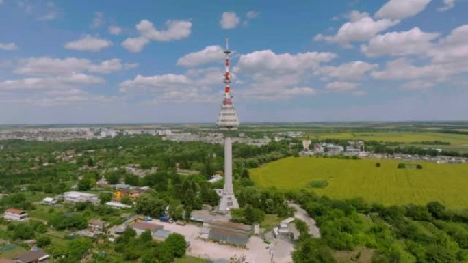 保加利亚多布里希的电视塔的无人机视点，农田，蓝天和云景 (保加利亚语: т е л е в и з 