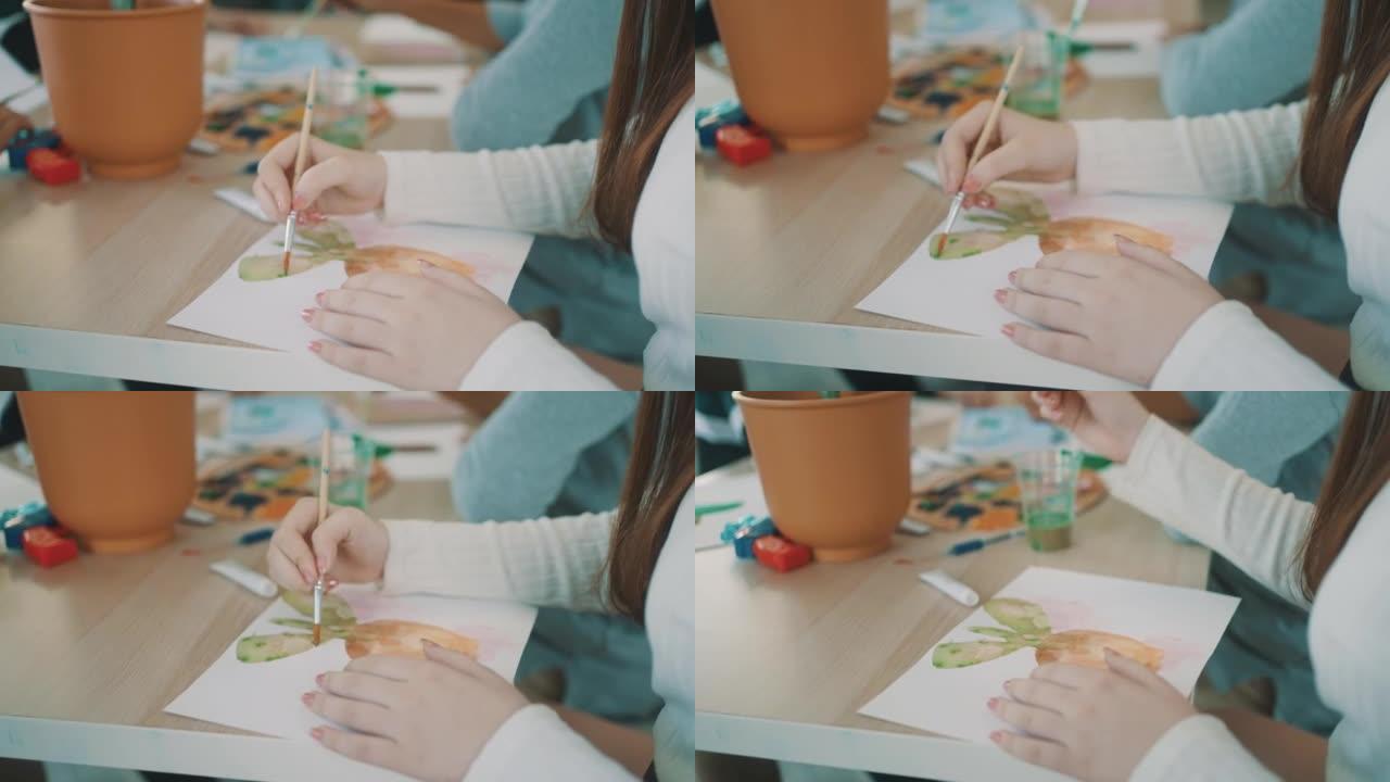 快乐的小学生和她的朋友一起上绘画课。