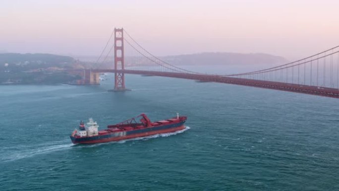 在加利福尼亚州旧金山，一艘大型船只接近金门大桥