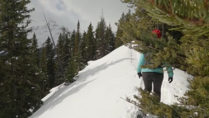 在山脊上，女人雪鞋行走的第一人称视角