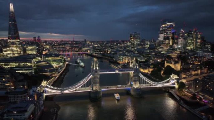 伦敦塔桥在夜晚照亮了泰晤士河