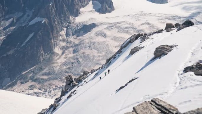 陡峭的山坡上有登山者的轮廓。雄伟的勃朗峰