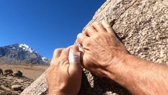 人类手攀登花岗岩巨石的细节