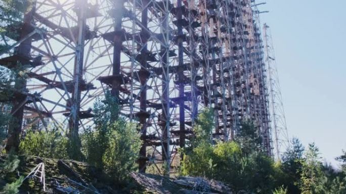 无线电雷达天线的金属墙。阳光透过结构。工业，废弃的军用雷达在森林，切尔诺贝利，乌克兰。