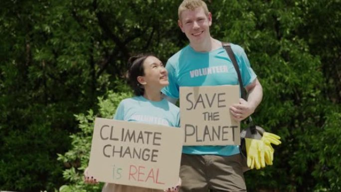 多种族夫妇举着“气候变化和拯救地球”的牌子，代表环境问题的口号。生态学家举着横幅大声疾呼污染，示威反