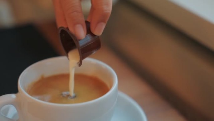 将牛奶倒入咖啡中倒入饮用方法