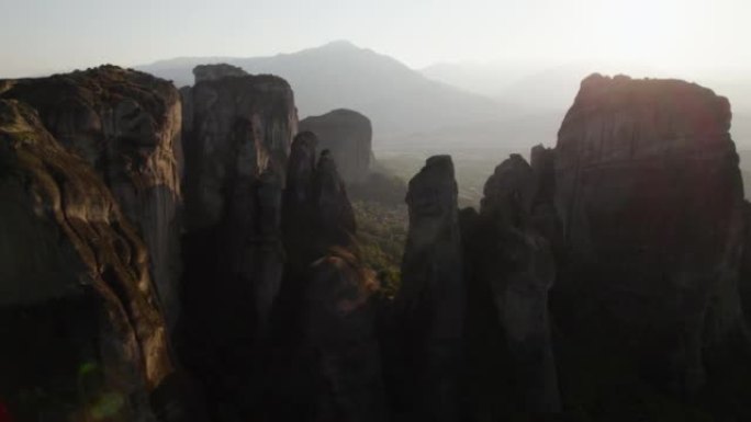 迈泰奥拉修道院和山区的空中风景