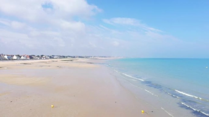 利剑海滩的沙滩，欧洲，法国，诺曼底，卡尔瓦多斯，在夏天，在一个阳光明媚的日子。