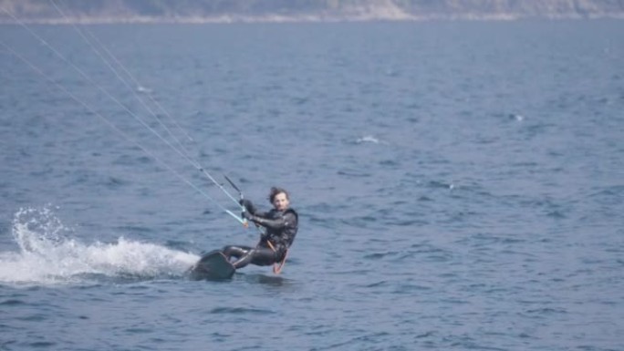 在一个大湖上拍摄风筝冲浪者之后