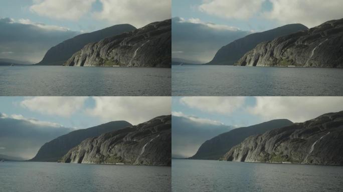 从挪威海岸的挪威渡船上看