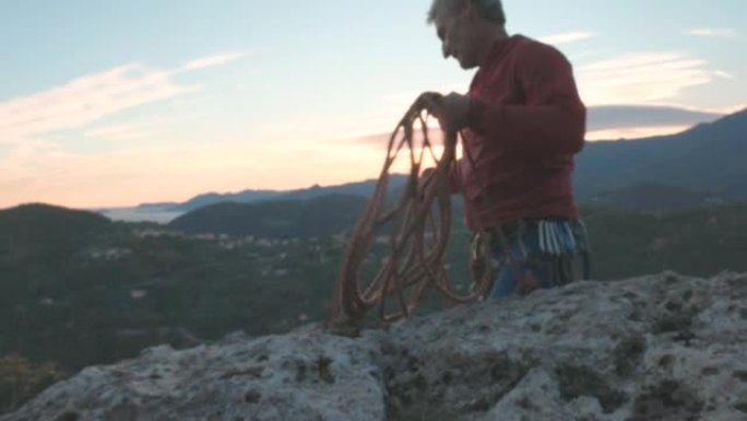 高级攀岩者盘绕绳索，为下降做准备