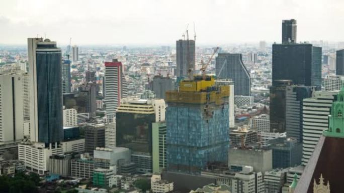 时间流逝，在市中心的雨中建筑工地。