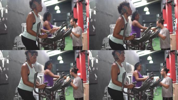 健身教练在健身房激励女性