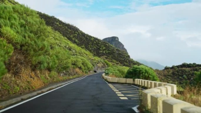 汽车视点在热带悬崖地区的道路上行驶
