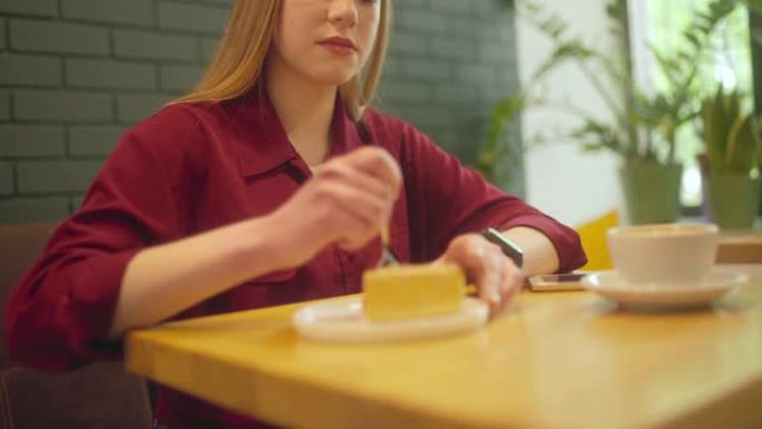 饮食失调的年轻女子拒绝在餐厅吃甜蛋糕，健康