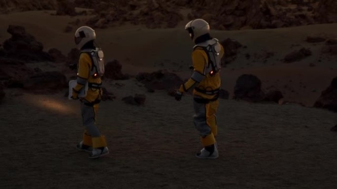 火星上的两名宇航员。夜间探索外星星球