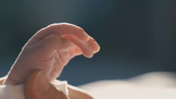 新生女婴挤压母亲的手指