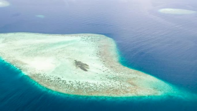 空中无人机拍摄海洋中的沙洲岛