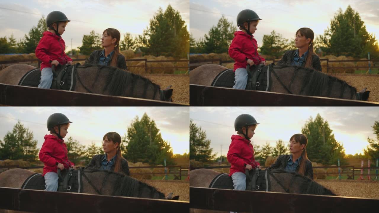 训练期间，治疗性骑马教练正在马术俱乐部与骑马的小男孩交谈