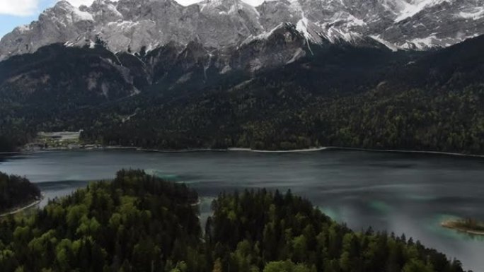 空中无人机在阴天拍摄山区湖泊