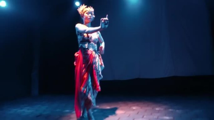Java舞者在跳舞传统舞蹈时将身体移到节拍上