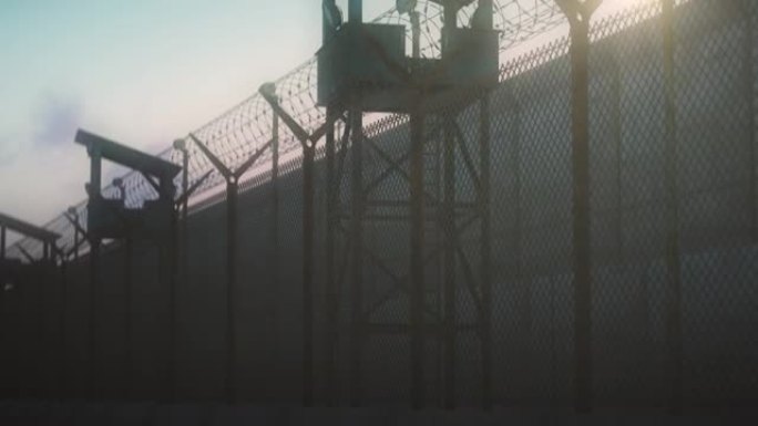 监狱或秘密军事基地，拘留所周围的高铁丝网