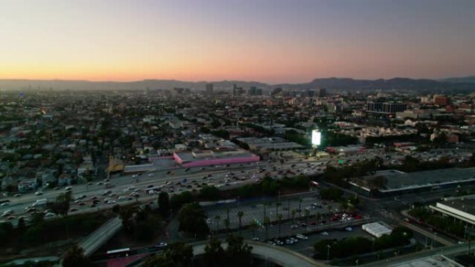 日落时加利福尼亚州洛杉矶10号州际公路上的交通鸟瞰图