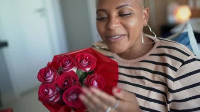 成熟的女人在家里打视频电话时从男朋友那里收到玫瑰