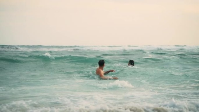 浪漫情侣在绿松石海中游泳