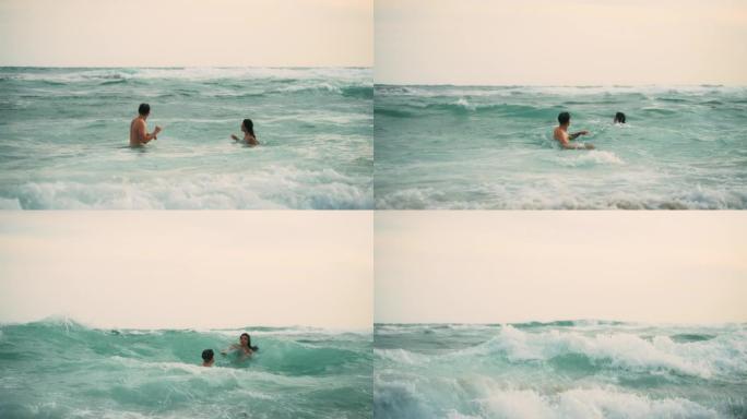 浪漫情侣在绿松石海中游泳