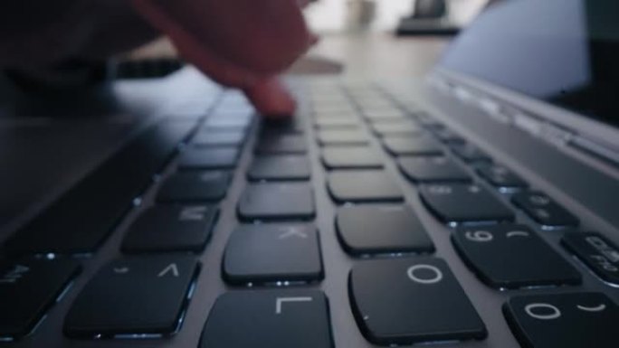 宏拍摄: 在电脑键盘上打字，按回车键结束。工作，写电子邮件，使用互联网。