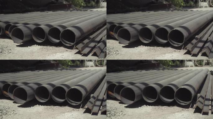 工厂户外堆放金属或不锈钢管。位于建筑工地或工厂的工业管。