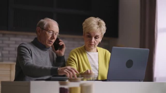 老人和女人在网上购物，在网上购物，打电话到呼叫中心咨询