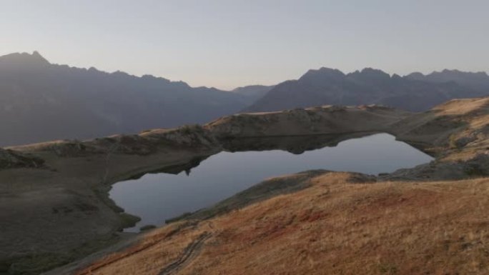 日落时高山湖的空中无人机视图