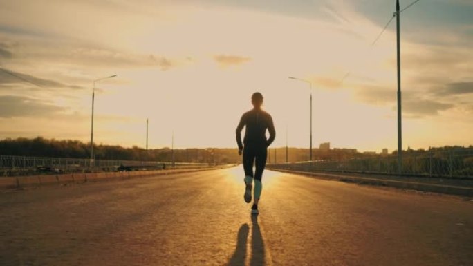 女运动员在户外跑步，运动女性形象在夕阳下的后视