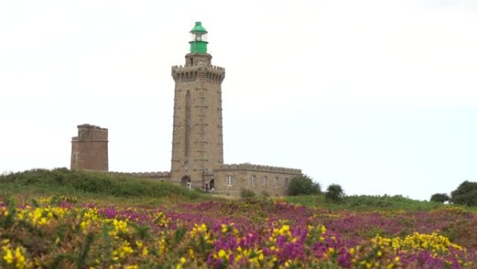 Phare Du Cap Frehel在一条小径上行驶，是法国科特斯·德·装甲 (Cotes de 