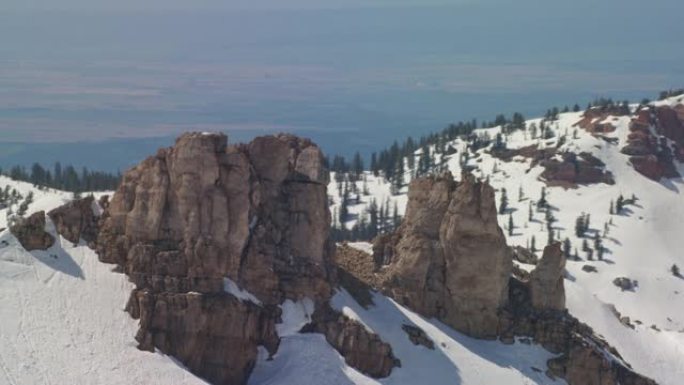 大提顿国家公园的大提顿山脉的白雪皑皑的山峰和陡峭的悬崖