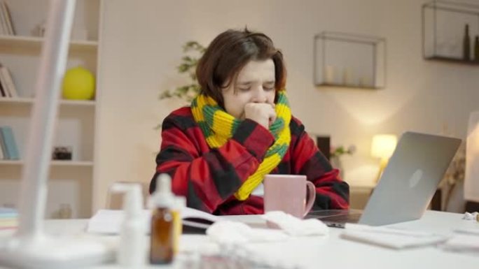 生病的女少年咳嗽，在笔记本电脑上打字，在线学习，检疫