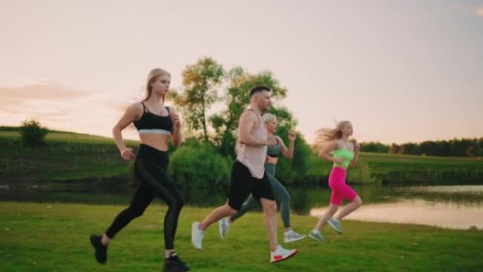 一群形形色色的运动人士在夏日的大自然中慢跑，三个性感女人的运动生活方式