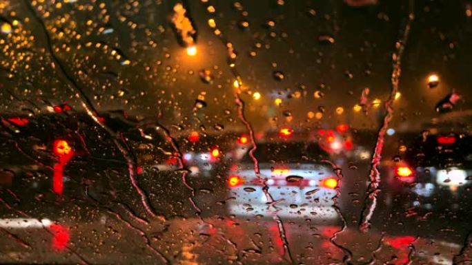 极端天气城市街道，大雨和交通堵塞。