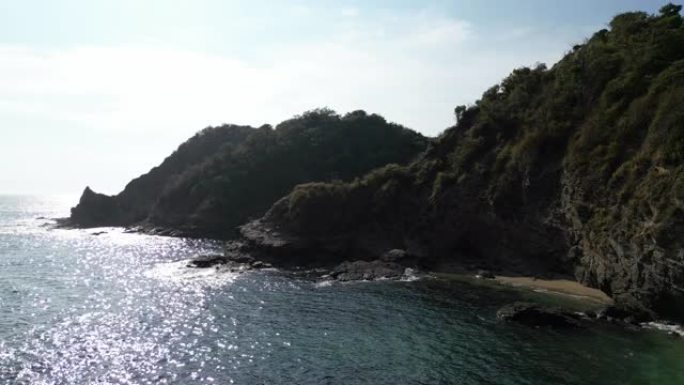 海岸线和太平洋冲浪的空中风景