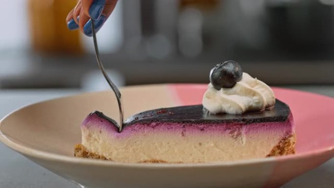 SLO MO甜点叉切开蓝莓芝士蛋糕