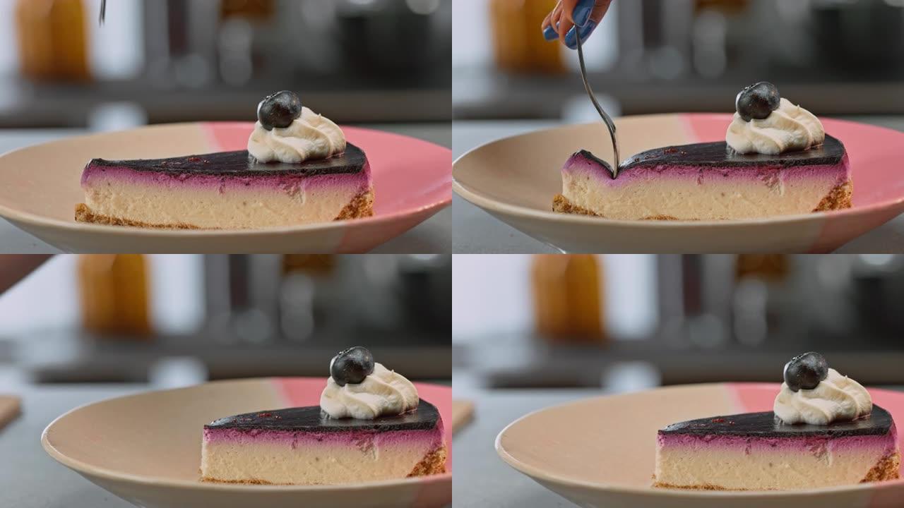 SLO MO甜点叉切开蓝莓芝士蛋糕