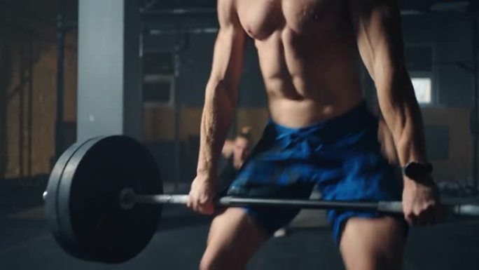 英俊的举重运动员正在健身房举起杠铃，长胡子的白人男子身体肌肉发达