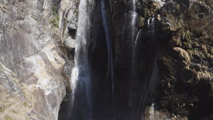 慢动作细节拍摄的水从岩石上的瀑布