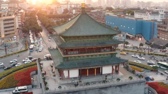 中国日落时西安钟楼的鸟瞰图