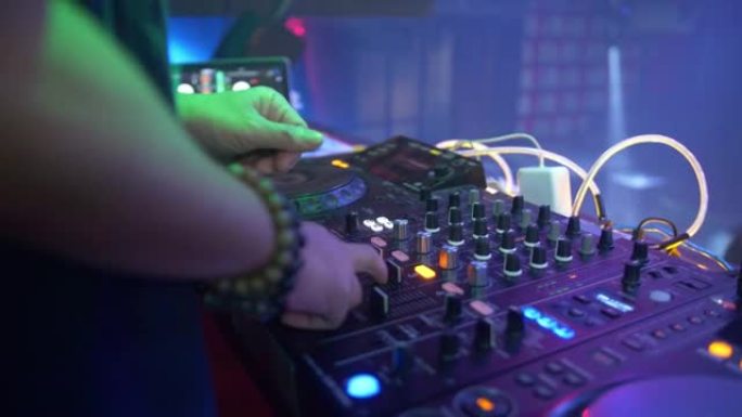 DJ在舞台上播放电控音响装置或转盘