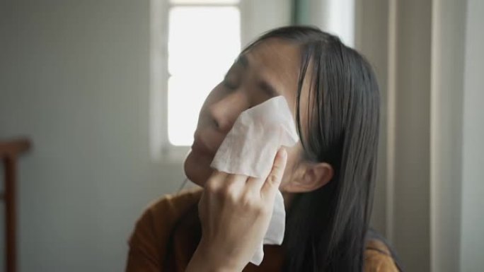 CC-水巾-AtHomeVIDEO: 女人用湿巾卸妆